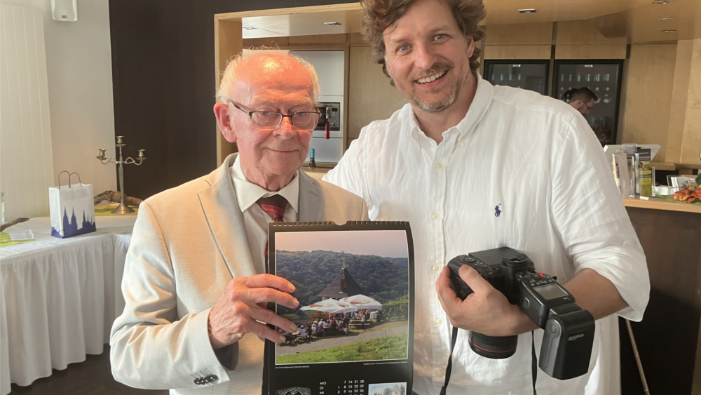 Kalender-Initiator Werner Böhme (li.) und Daniel Bahrmann (Vorsitzender Meißener Kulturverein e.V.) mit dem Siegerfoto-Kalenderblatt ©meeco Communication Services