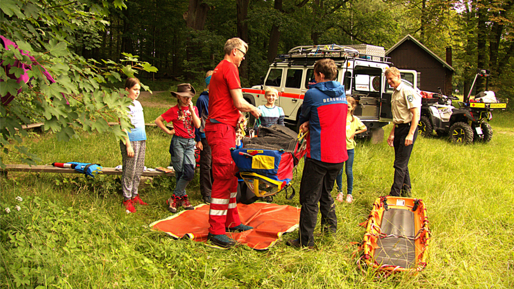 Die Junior Ranger aus Lohmen lernen von der Bergwacht. Das solche Kenntnisse notwendig sind, zeigen die 158 Einsätze der Bergwacht von 2023. Ein großes Grundwissen zeigen die Junior Ranger im Behandeln von Brüchen und Anlegen von Verbänden. ©M. Hänsel