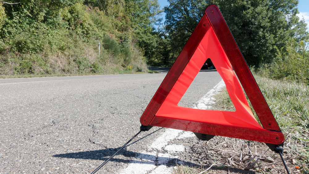 Vor einer Reise sollte man Papiere, wie auch Versicherungen checken und natürlich auch kontrollieren, ob man Warndreieck und co. im Auto hat ©Symbolfoto (Pixabay)