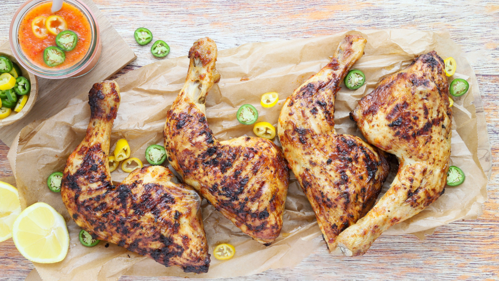 Schnelle und leckere Fingerfood-Snacks mit Geflügel wie hier die Piri Piri Hähnchenschenkel vom Grill sind im Sommer erste Wahl. Foto: DJD/wwwdeutsches-geflügelde