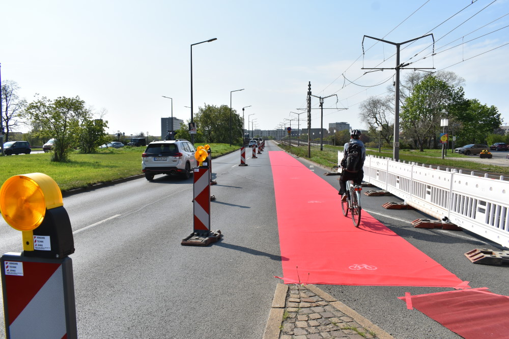 Bereits im Mai 2022 wurde für zwei Tage ein Radweg auf der Carolabrücke errichtet Archiv Foto © MeiDresden.de