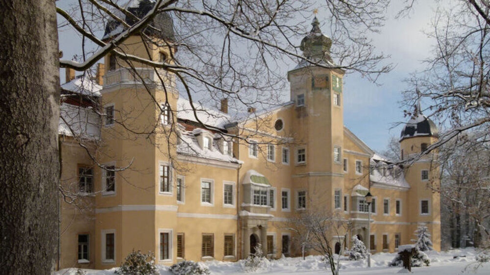 Landschloss Hermsdorf im Winter ©  Schjoss Hermsdorf