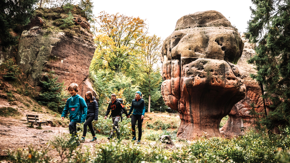 Eine Wandertour im Zittauer Gebirge macht der ganzen Familie Spaß. Foto: DJD/Oberlausitz-Niederschlesien/Philipp Herfort