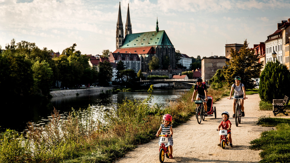 Radfahren ist eine tolle Familienaktivität. Foto: DJD/Oberlausitz-Niederschlesien/Philipp Herfort