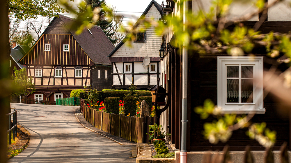 Die Umgebindehäuser sind typisch für die Oberlausitz und dienen auch als Herberge für Urlauber. Foto: DJD/Oberlausitz-Niederschlesien/Michael Rimpler