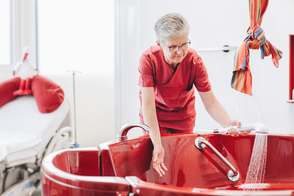 Eva-Maria Bittner, leitende Hebamme, lässt Waser in die Geburtswanne ein     Foto:  Krankenhaus St. Joseph-Stift Dresden GmbH
