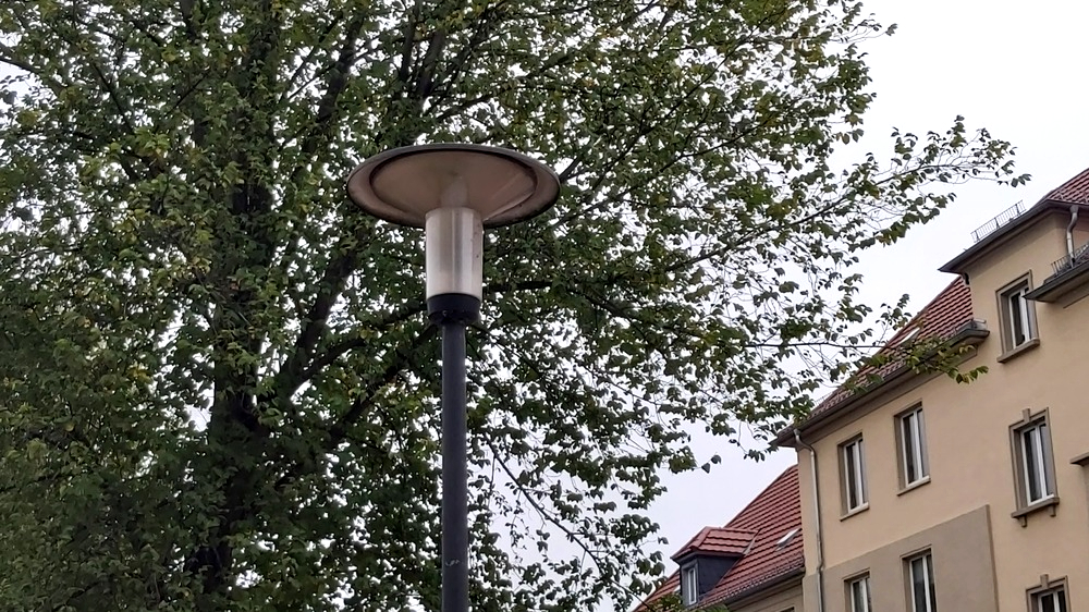 Ältere Laternen werden mit stromparenden Leuchtmitteln versehen. Foto: MeiDresden.de