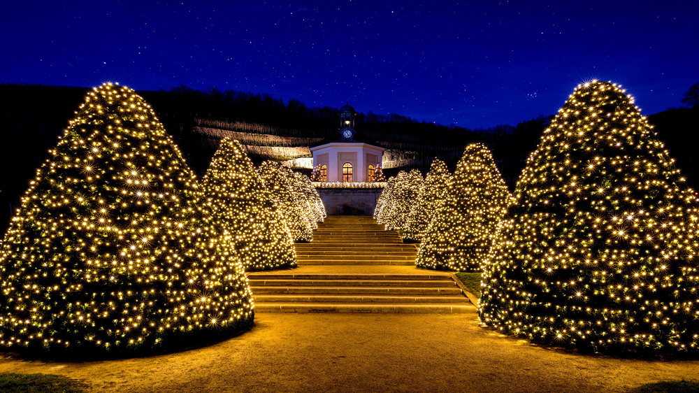 Lichterglanz in der kalten Jahreszeit: Schloss Wackerbarth lädt im Winter zu wärmenden Genussmomenten ein. Foto: DJD/Schloss Wackerbarth/Sebastian Rose