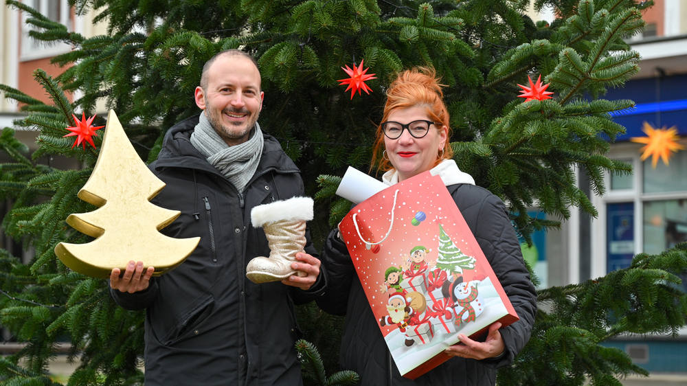 enny Linke vom Verein Kinderweihnacht Dresden e.V. und Alexander Wuttke freuen sich auch in diesem Jahr über viele kleine und große Besucher bei der Kinderweihnacht.. Foto:  Vonovia SE / Anja Schneider