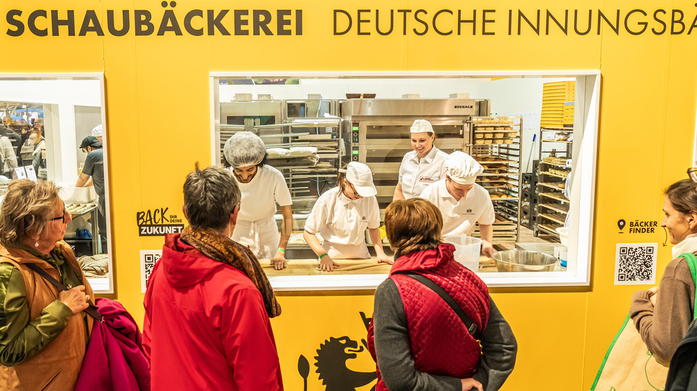 ie Schaubackstube der Deutschen Innungsbäcker erfreut sich beim Messepublikum großer Beliebtheit. Hier kann man das Backerhandwerk hautnah erleben. Foto:Zentralverband