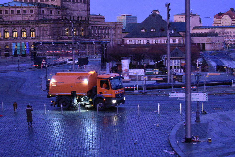 Stadtreinigung Dresdem am Neujahrsmorgen 2025 am Schloßplatz   Foto: © Mike Schiller/MeiDresden.de