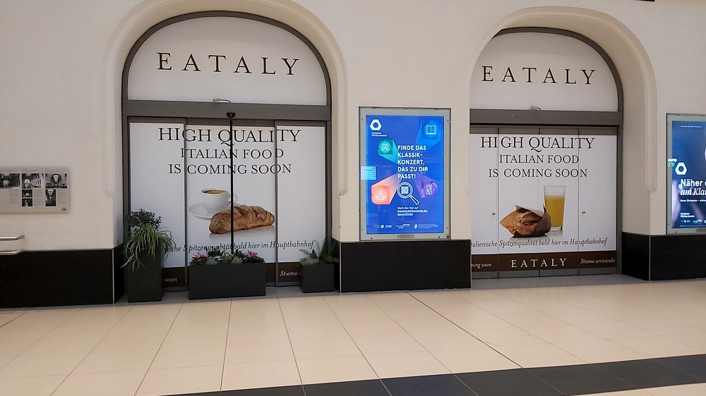 Schon seit einigen Monaten kündigt sich "Eataly" auf dem Dresdner Hauptbahnhof an. Foto: MeiDresden,.de