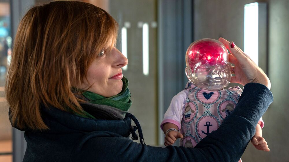 Mithilfe der Simulationspuppen demonstriert Sozialpädagogin Jacqueline Zinn am Uniklinikum Dresden, welche schwerwiegenden Schäden schon leichtes Schütteln im Gehirn eines Baby verursachen kann. . Foto:UKD / Michael  Kretschmar
