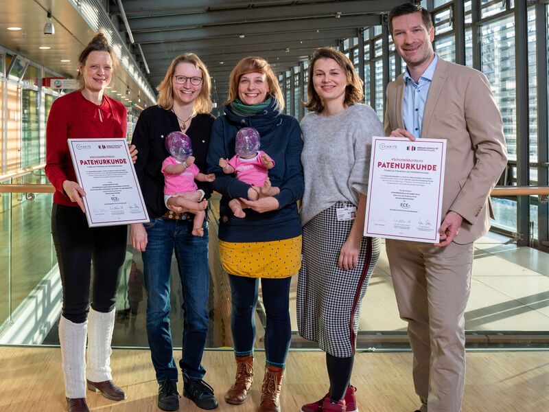 Christian Polkow (Centermanager der Altmark-Galerie) übergibt an diesem Donnerstag jeweils eine Schüttelpuppe an das Uniklinikum Dresden (v.l.: Jospehin Jahnke, Jacqueline Zinn) und das städtische Gesundheitsamt (v.r.: Dr. Natalie Schmitt, Ramona Blümel). Fotos: UKD/Michael Kretzschmar