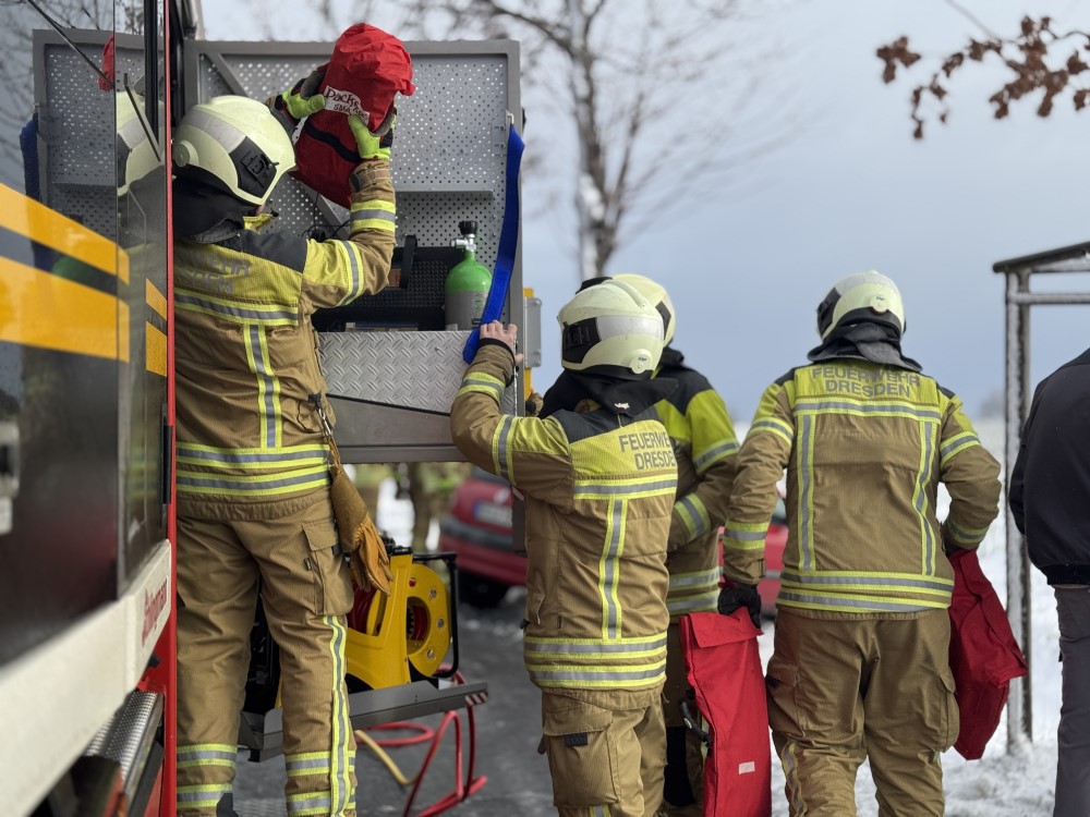 © Feuerwehr Dresden: Einsatzkräfte der Feuerwehr bereiten die Rettung des Eingeklemmten vor