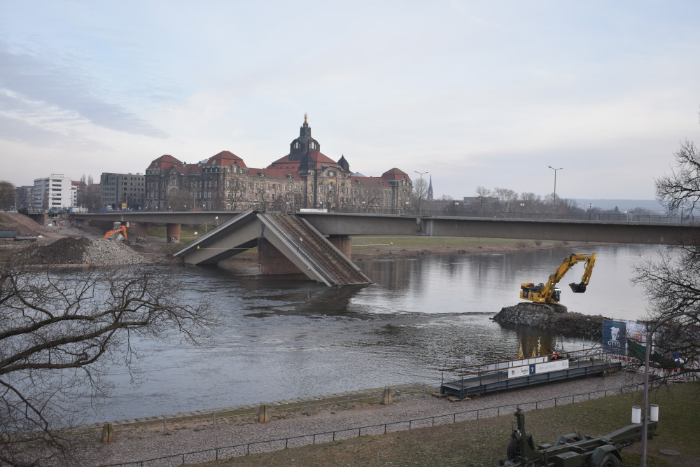 Neues Verfahren zur Stützung des Kragarmes an den Brückenzügen A und B vorgestellt. Foto: MeiDresden.de