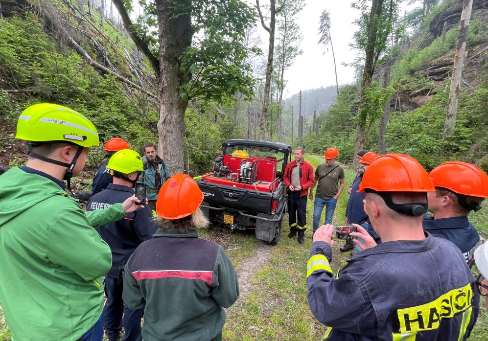Foto: Sachsenforst, NLPFV Abstimmungstermin in Tschechien zwischen den Nationalparken und den Feuerwehren zur Nutzbarkeit des Großen Zschand als grenzüberschreitende Einsatzroute für kleine Geländefahrzeuge der Feuerwehren bei Notfällen in der Waldbrandbekämpfung.