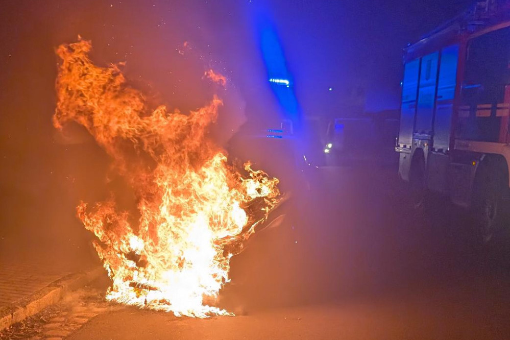 © Feuerwehr Dresden Als die Einsatzkräfte eintrafen, stand der vordere Bereich des Fahrzeug vollkommen in Flammen.