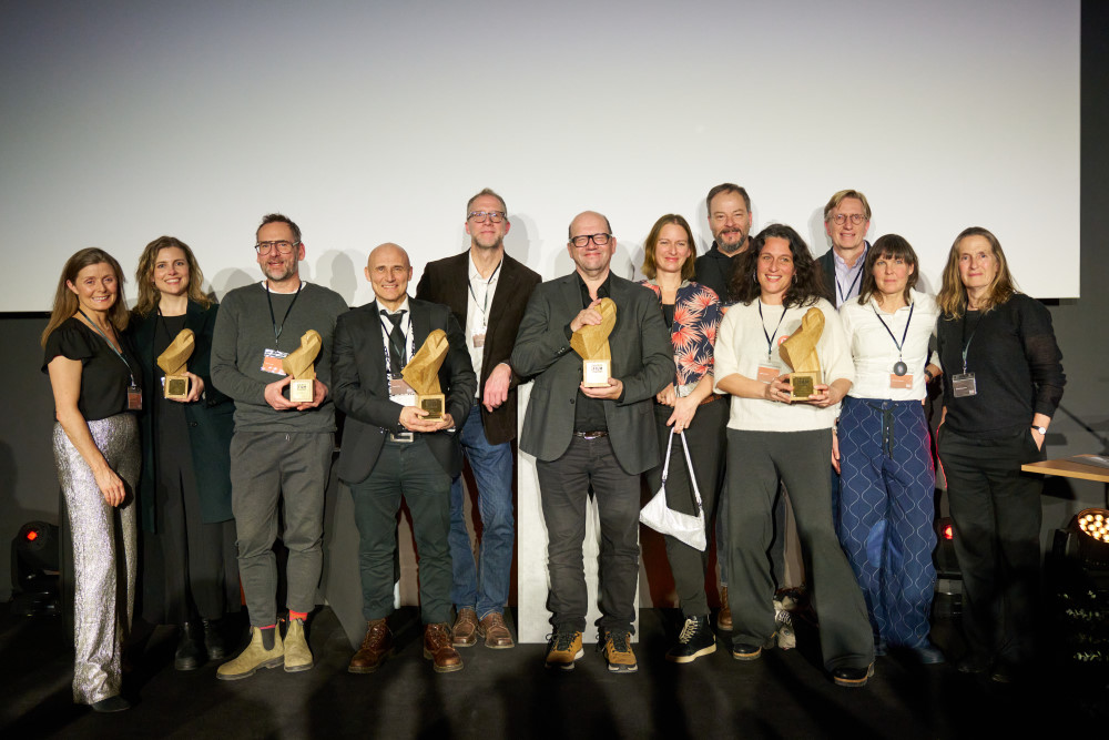 Der Gewinner der European Wildlife Film Awards mit ihren Teams v.l.n.r.: Iseult Howlett, Kathleen Harris, Pepe Lange, Marko Röhr, Christian Heynen, Thomas Weidenbach, Sarah Zierul, Jan Haft, Melanie Haft, Jörn Röver, Susanne Lummer, Britta Kiesewetter   ©  Deutsche Wildtier Stiftung  Fotograf: © Christian Brandes