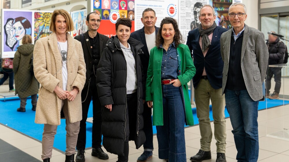 Ein großes Team setzt sich für Betroffene mit Seltenen Erkrankungen ein: (v.r.n.l.) Prof. Reinhard Berner (Sprecher USE am Uniklinikum Dresden), Michael Doerwald (Agentur Ketchum), Bianca Paslak-Leptien (Achse e.V.), Alexander Pravida (Einkaufsbahnhöfe), Christine Braune (Patientin + Künstlerin), Dr. Mark Benecke (Bahnstimme) und Beate Kothe (Patientin + Künstlerin). Foto: UKD/Kirsten Lassig