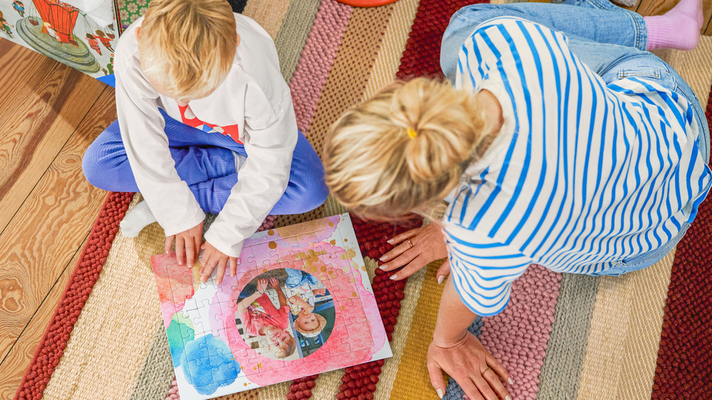 Ein selbst gestaltetes Fotopuzzle sorgt für gute Laune – nicht nur zu Ostern. Foto: DJD/CEWE