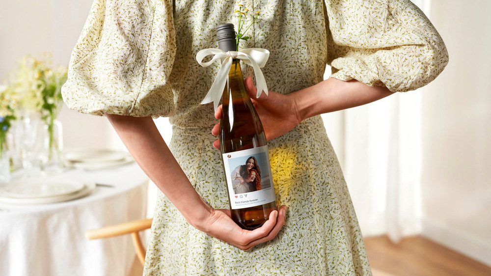 Aufmerksamkeit mit Aha-Effekt: Ein individuell gestaltetes Etikett wertet jede Flasche auf. Foto: DJD/CEWE