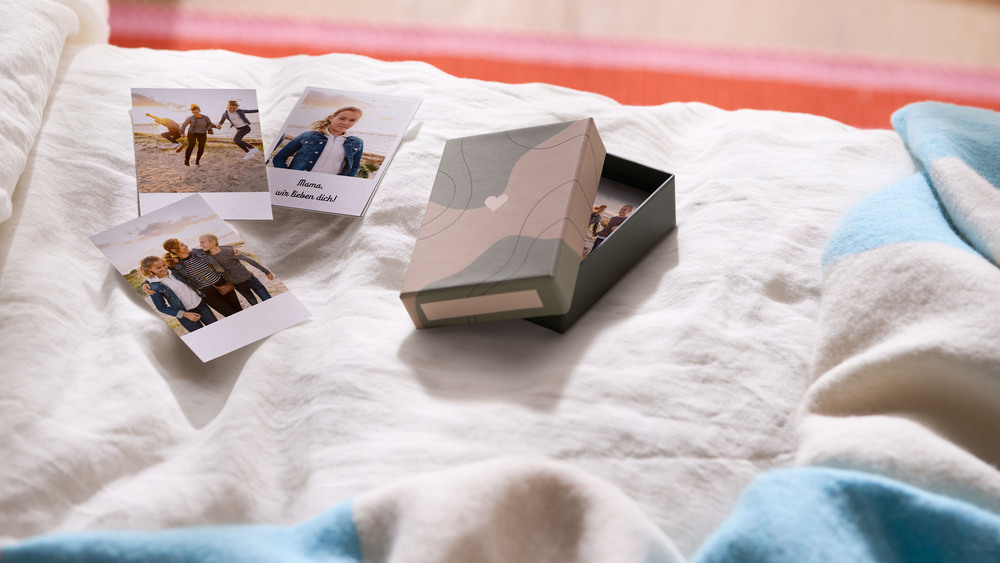 Sogenannte Little Prints halten besondere Momente im handlichen Format fest. Foto: DJD/CEWE