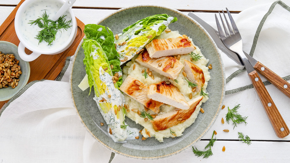 Putenschnitzelstreifen auf Blumenkohlpüree: Geflügel passt wie bei dieser Rezeptidee hervorragend zu heimischem Gemüse. Foto: DJD/wwwdeutsches-geflügelde