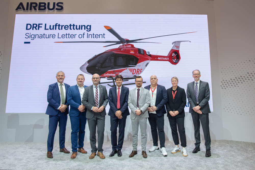 Erfreut über die Fortsetzung der Zusammenarbeit (v.l.n.r.): Thomas Hein, Head of Europe Region Airbus Helicopters, Timo Demeter, Leiter CAMO DRF Luftrettung, Dr. Krystian Pracz, CEO DRF LUftrettung, Bruno Even, CEO Airbus Helicopters, Roman Morka, CTO DRF Luftrettung, Jan Berger, Vertrieb DRF Luftrettung, Adriana Langer, Leiterin Besatzungsschulung DRF Luftrettung und Dr. Dirk Petry, Head of H135 Program. Airbus Helicopters. Quelle: Airbus Helicopters/Dianne Baker Bond