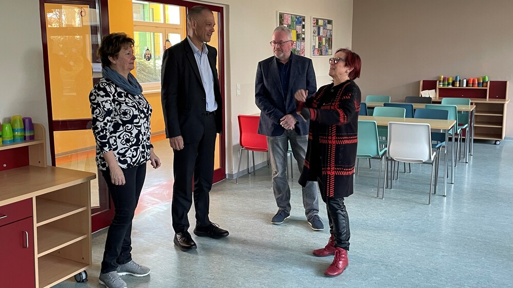 Hortleiterin Angela Görne, Landrat Ralf Hänsel, Bürgermeister Frank Müller und Schulleiterin Manuela Helleken, (v. l.) in der Ganztagsschule Käbschütztal  Foto: Landratsamt Meißen