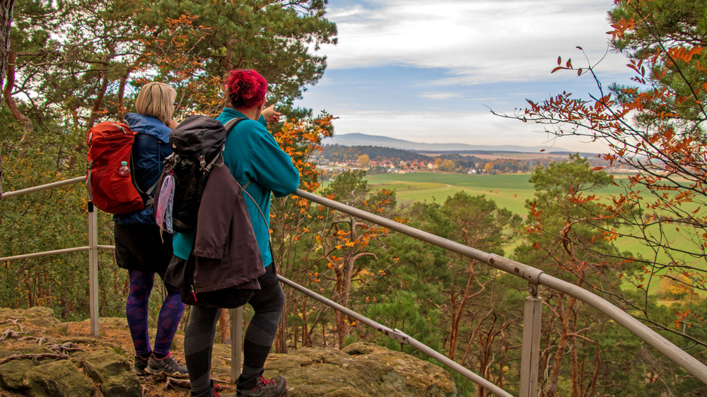 uf dem Aussichtspunkt Kalte Warte in den Thekenbergen genießen Wanderer einen weiten Ausblick ins Harzvorland. Foto: DJD/Tourist Information Halberstadt