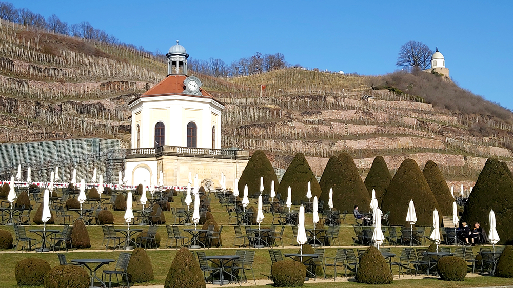 Pünktlich zum kalendarischen Frühlingsanfang zeigt sich das Wetter von seiner besten Seite wie hier in Radebeul mit Blick auf das Belvedere und den Jacobstein. Foto: MeiDresden.de / Frank Loose