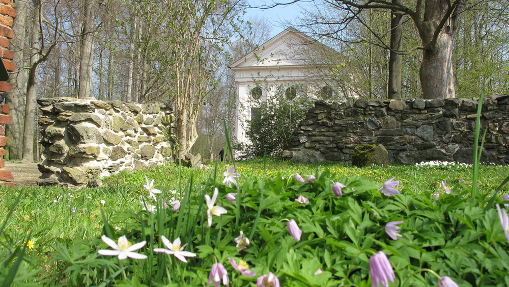 Atzella Mausoleum im fruhlingshaften Kleid. Foto© Juliane Schikade