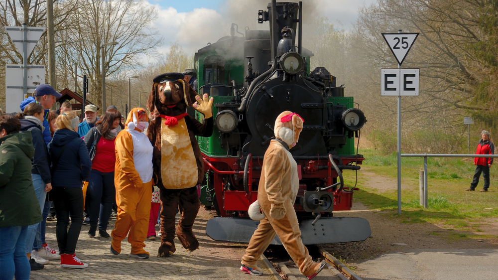 Dackel und Hase  auf der Lößnitzgrubdbahn. Foto: Traditionsbahn Radebeul e.V.