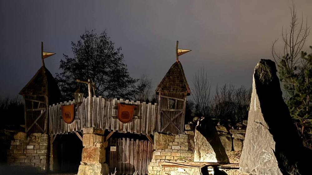 Eingangsbeeeich zur Elebniswelt "Steinreich" am Abend. Foto: Mystery Park Steinreich 