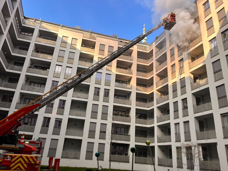 © Feuerwehr Dresden Eine Drehleiter wird im Außenangriff eingesetzt.