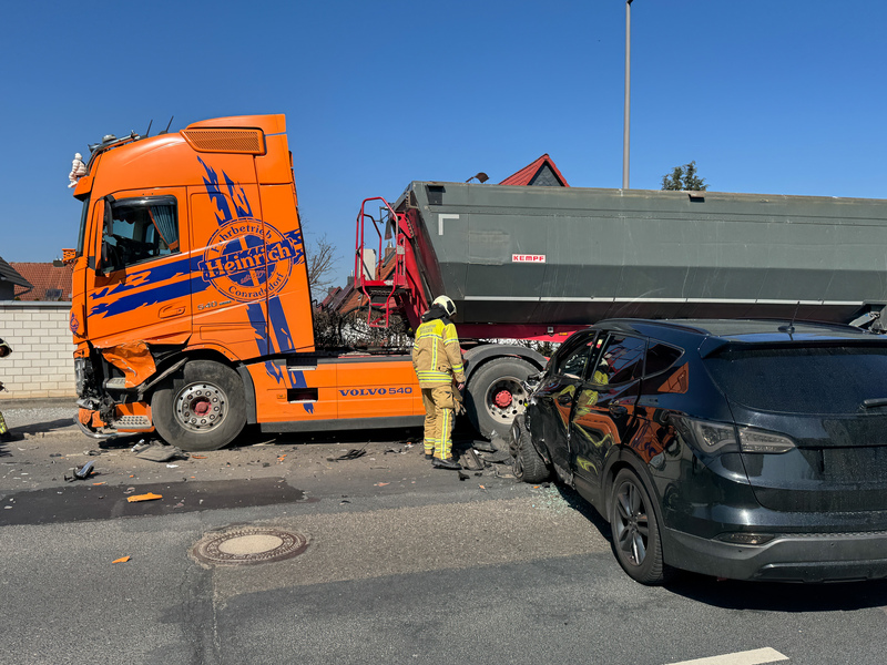 © Feuerwehr Dresden Beide Fahrzeuge wurden bei dem Unfall stark beschädigt.