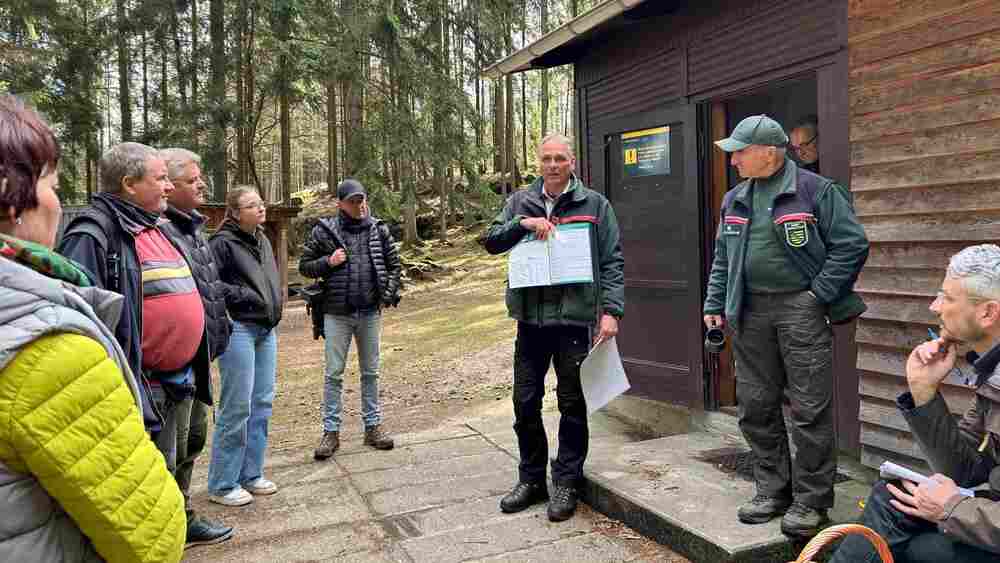 An ausgewählten Übernachtungsstellen informierten Uwe Borrmeister, Leiter der Nationalpark- und Forstverwaltung Sächsische Schweiz zusammen mit den Forststeigbetreuern Wolfram Klaus und Jens Dzikowsi vor Ort Forststeigpartnerbetriebe und Journalistinnen und Journalisten über die Neuerungen zur Eröffnung der beliebten Trekkingroute „Forststeig Elbsandsteingebirge“. Foto: M. Pussak