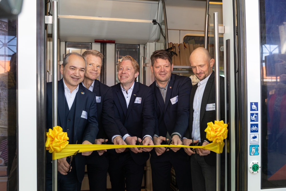 v.l.n.r.: Octavian Ursu (Oberbürgermeister Görlitz), Christoph Mehnert (Geschäftsführer ZVON), Stefan Neubert (Geschäftsführer der ODEG), Thomas Zenker (Oberbürgermeister Zittau), Dr. Stephan Meyer (Landrat Görlitz)    Foto: © ODEG