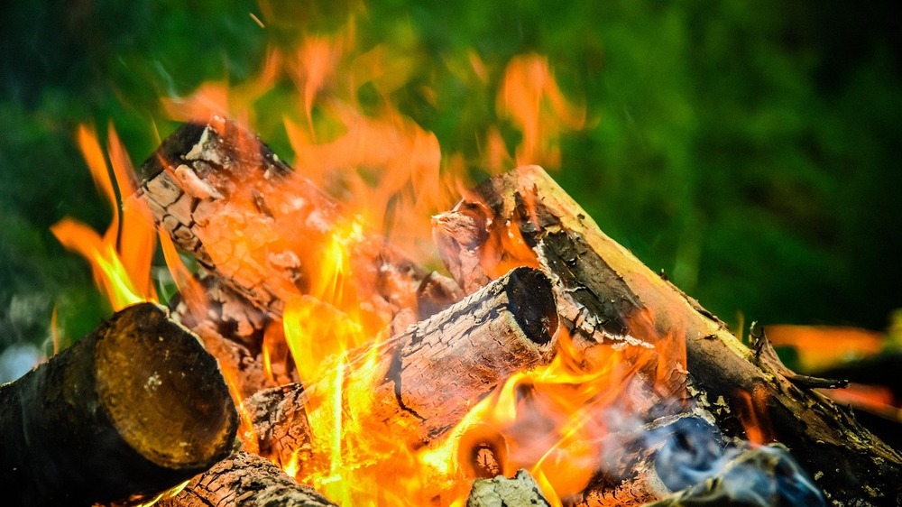 Tradionelle Osterfeuer laden ein. Symbolfoto (Pixabay)