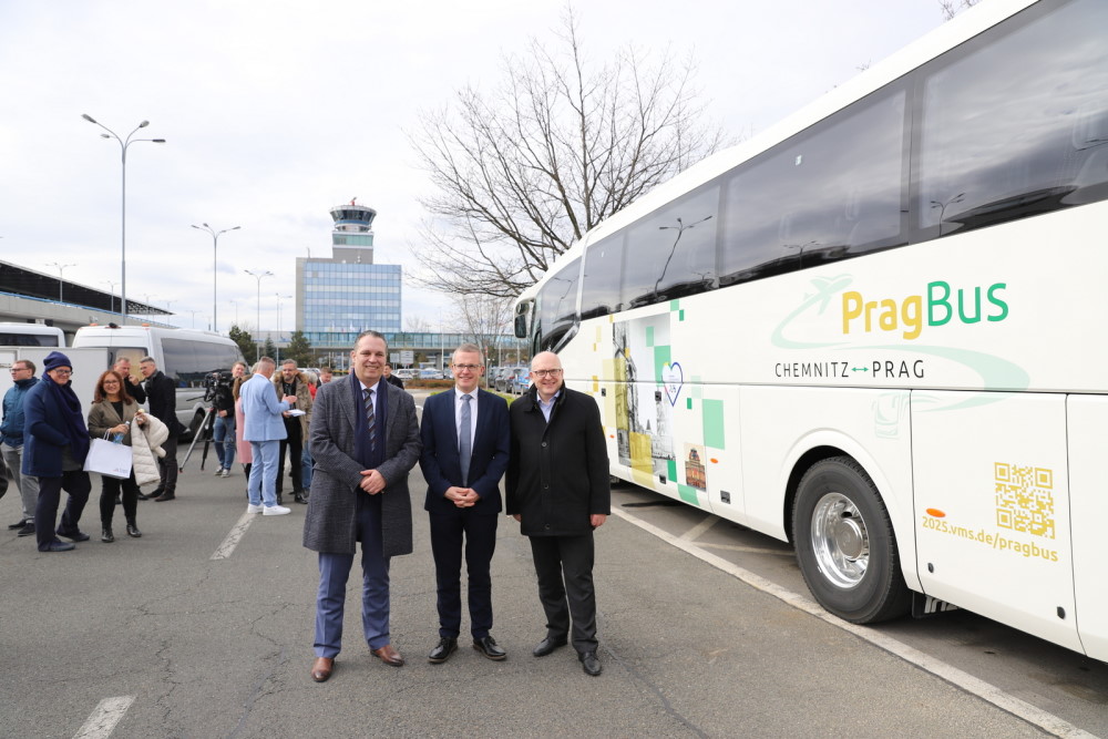 Eröffnungsfahrt im „PragBus“: Rico Anton, Landrat des Erzgebirgskreises, Mathias Korda, Geschäftsführer des VMS und Sven Schulze, Oberbürgermeister von Chemnitz (v.li.) bei Ankunft auf dem Prager Flughafen. Foto; VMS/Ester
