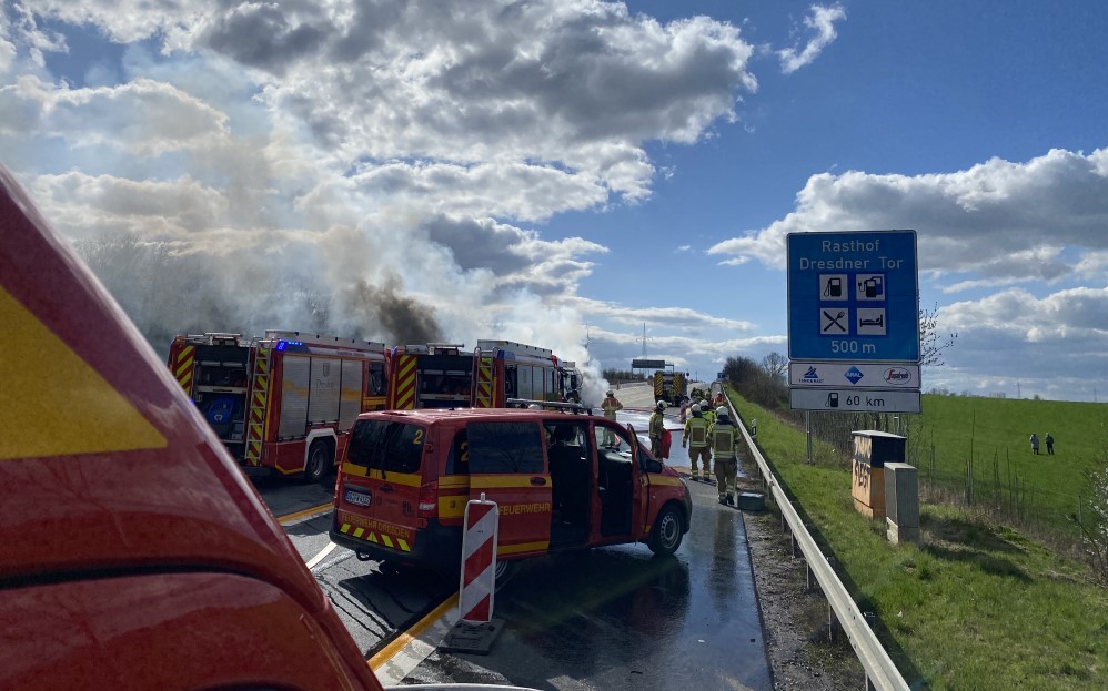 © Feuerwehr Dresden  - Einsatzfahrzeuge stehen vor dem brennenden LKW.