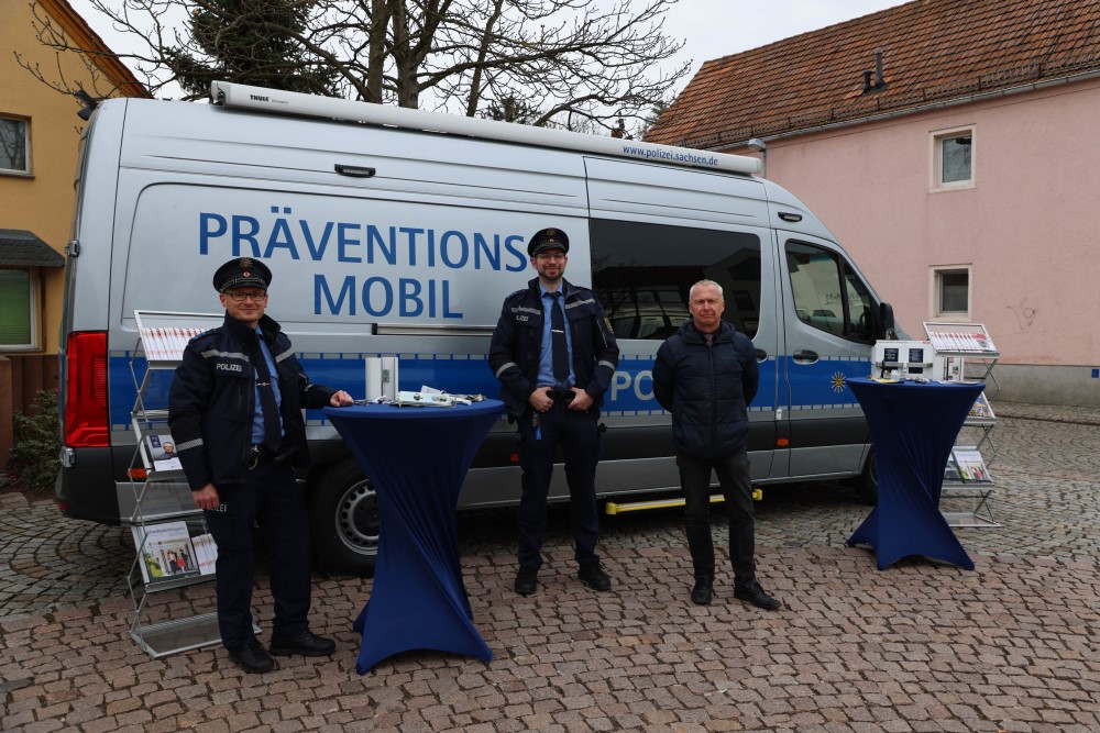 Robert Spurny, Mathias Hoffmann und Jan Voigtländer (v. l.) vom Fachdienst Prävention der Polizeidirektion Dresden mit dem Präventionsmobil.   Foto: © Polizei Sachsen