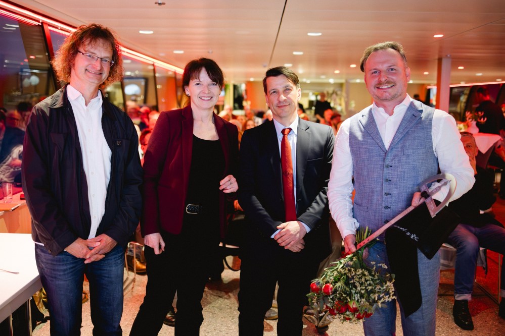 Vl Künstler LEO, Sabine Mutschke und Tobias Wolf (Vorstände Presseclub), Michael Klahre.    Foto Anke Wolten Thom