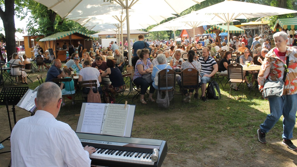 Unterhaltung im Biergarten zum Trödelmarkt. Foto: PR