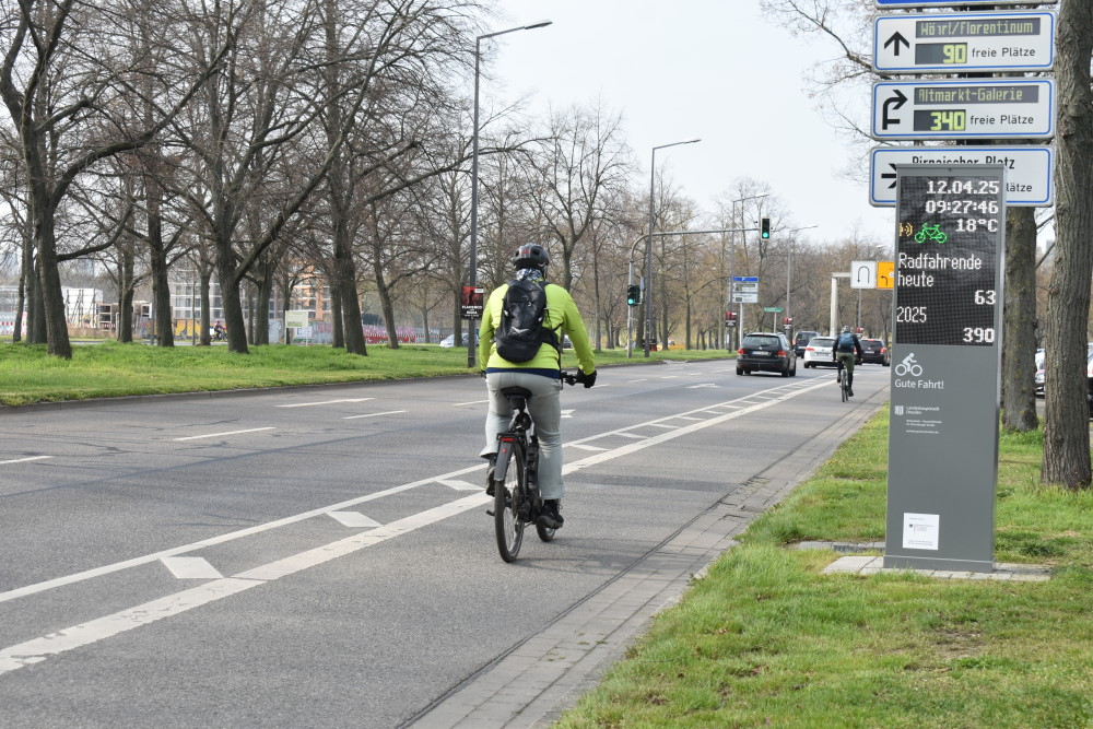 12.04.2025 Richtung Georgplatz - 09:32 Uhr - Am Tag bisher selber 65 - Seit Eröffnung 392 Radfahrer  Foto: © MeiDresden.de/Mike Schiller