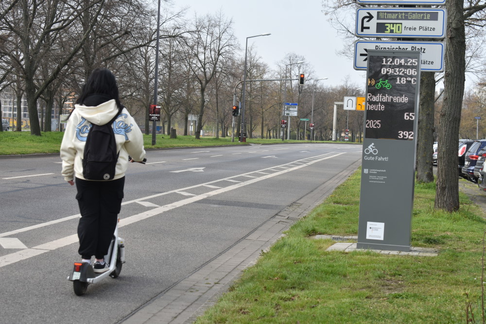 12.04.2025 Richtung Georgplatz - 09:32 Uhr - Am Tag bisher selber 65 - Seit Eröffnung 392 Radfahrer  Foto: © MeiDresden.de/Mike Schiller