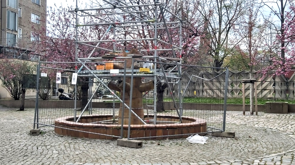 Keramikbrunnen "Blütentraum" am Jägerhof soll bald wieder sprudeln. Foto: MeiDresden.de