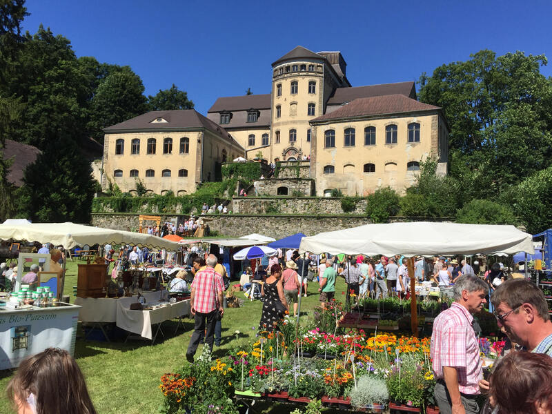 Schloss  Hainewalde mit Markt. Foto: PR JK
