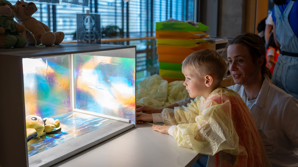 Wenn das Plüschtier krank ist, helfen Arzt und Ärztin im Teddy-Krankenhaus im Universitätsklinikum Dresden. Foto: UKD/Michael Kretzschmar
